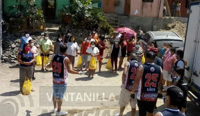 Barras de Alianza y Universitario se juntaron para dar víveres en Ventanilla. Foto: Ventanilla Noticias