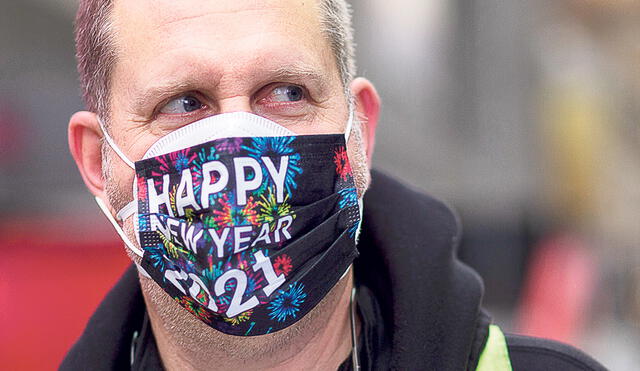 New York. Un hombre usa doble mascarilla antes de la celebración en Times Square por la llegada del Año Nuevo. Foto: AFP