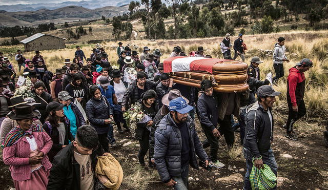 Protesta. La comunidad en pleno expresó arengas contra la presidenta Dina Boluarte, por el estado de emergencia que dio lugar a la represión y la muerte de diez personas en Ayacucho.