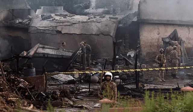 Reportan al menos 15 muertos tras accidente aéreo en Pakistán. Foto: AFP