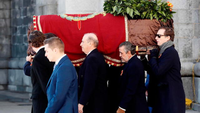 Familiares de Francisco Franco llevan su tumba hasta el helicóptero que lo trasladó hasta su nicho final. Foto: La jornada