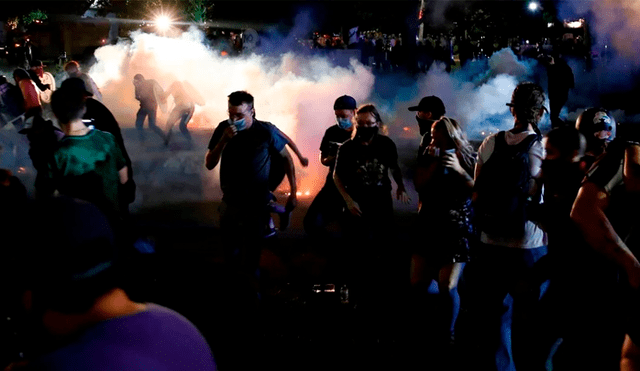 Enfrentamientos y gases lacrimógenos durante la noche de este martes en una protesta en Kenosha tras el caso de Jacob Blake. Foto: AFP