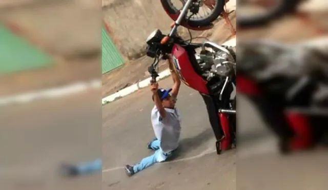 Facebook: joven quiso lucirse en su moto, pero sufrió dolorosa caída  