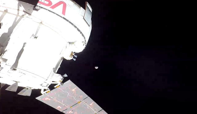 Aunque a lo lejos, las cámaras de la nave Orión ya visibilizan a la Luna, su objetivo a donde llegarán dentro de tres días. Captura de pantalla: NASA