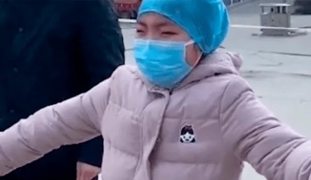 Enfermera china consuela a su hija con ‘abrazo aéreo’ desde zona de cuarentena por coronavirus [VIDEO]