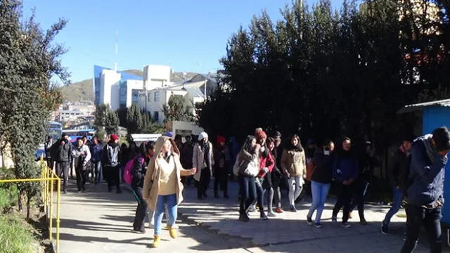 Pasco: universitarios lanzan huevos a rector de la UNDAC