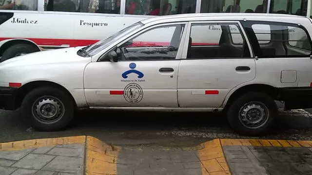 Chorrillos: vehículo estacionado obstruye rampa para discapacitados