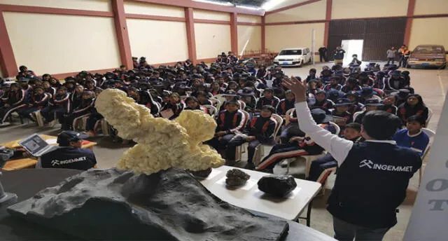 Sensibilizan a niños de Caylloma sobre riesgos del volcán Sabancaya.