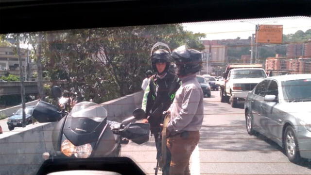 Personas que no se identificaron trataron de secuestrar al equipo de seguridad de Juan Guaidó. Foto: Twitter