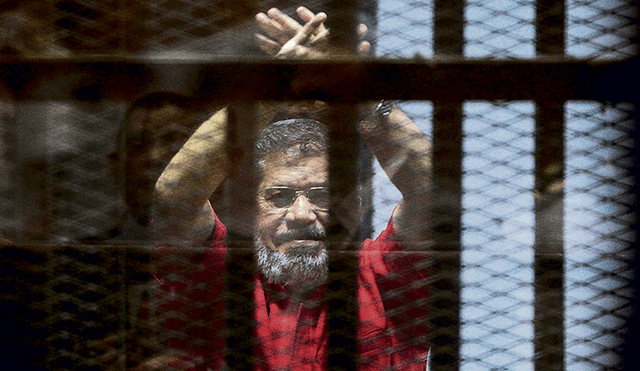 Mohamed Mursi murió durante juicio y dentro de una jaula