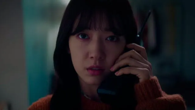 Park Shin Hye es una de las protagonistas principales e interpreta a Seo Yeon, una joven mujer que vive en el año 2019
