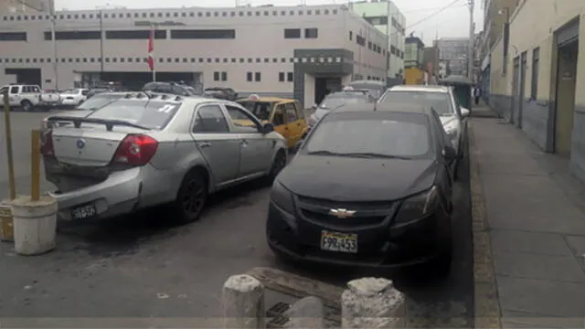 Cercado de Lima: autos permanecen estacionados en la vía pública