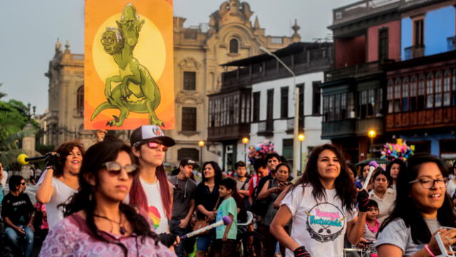 Alberto Fujimori: Mujeres realizan batucada contra el indulto en el centro de Lima [FOTOS]