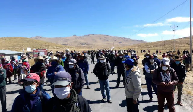pobladores de Espinar, Cusco, tomaron este lunes tres vías del corredor minero de Glencore-Antapacay. Foto: Erick Chino.