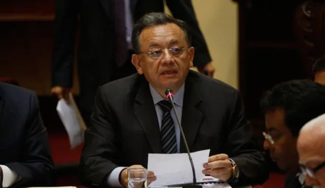 Contralor Edgar Alarcón presenta denuncia constitucional contra ministro Alfredo Thorne