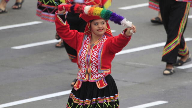 Familias enteras disfrutaron del variado y colorido cronograma del Desfile Militar. (Foto: La República)