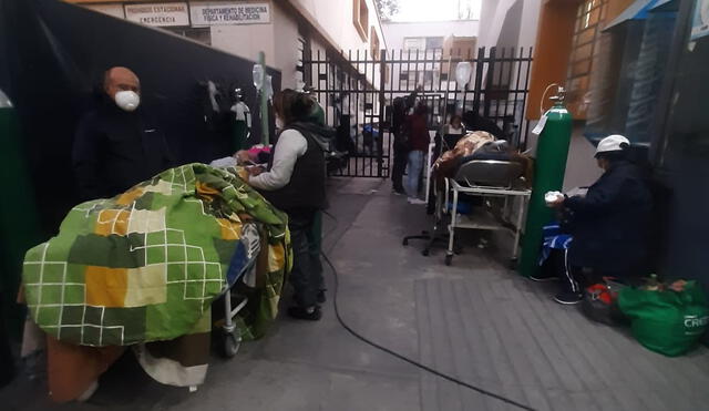 Hospital Honorio Delgado de Arequipa, está colapsado por alta cantidad de contagiados con coronavirus.