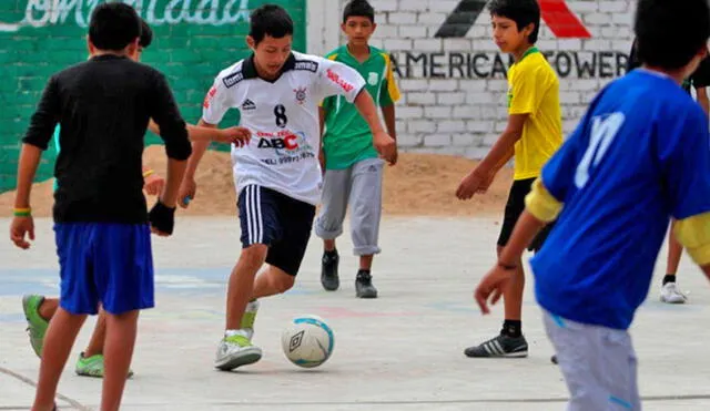El término 'pichanga' es utilizado para referirse a un partido de fútbol entre amigos o familiares. Foto: Juan Ayala/La República.