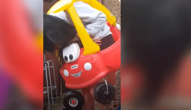 Facebook viral: Se mete a carro de su sobrino pequeño y queda atascada [VIDEO]