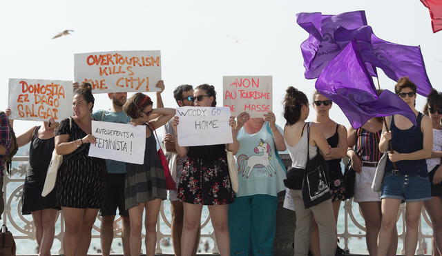 Protesta feminista en una plaza de San Sebastián en contra del rodaje de Rifkin’s Festival en 2019.