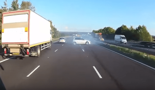 YouTube: conductor se salva de milagro de ser embestido por autobús en carretera [VIDEO]