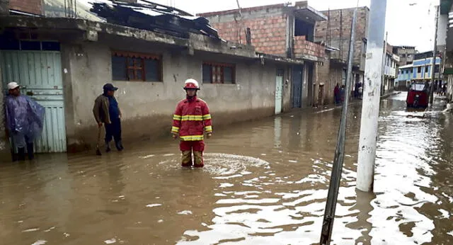 Fuerte lluvia y granizo dejó inundadas calles en Sicuani