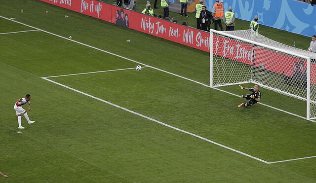 Si el portero se adelanta al momento del cobro del penal, pero la pelota no ingresa o pega en el palo, no habrá sanción para él. Foto: AP.