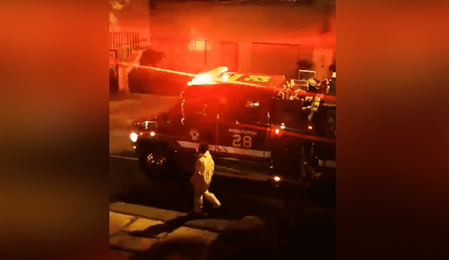 A través de Facebook se hizo viral el momento en que un camión de bomberos fumiga las calles con la canción Buffalo Soldier.