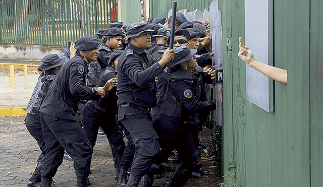 Represión. Manifestantes se atrincheran en Managua.