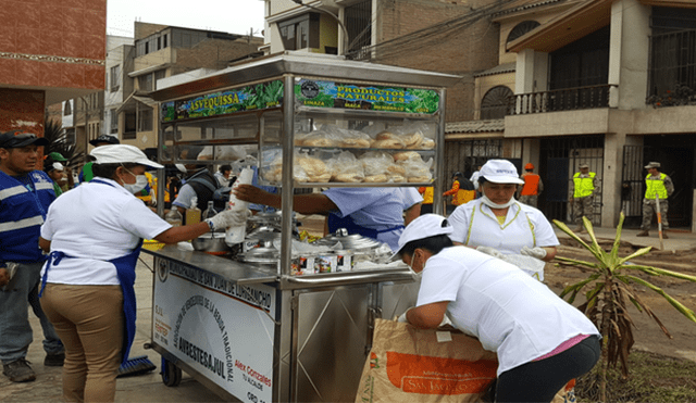 Aniego en SJL: Emolienteros regalan desayunos a los afectados