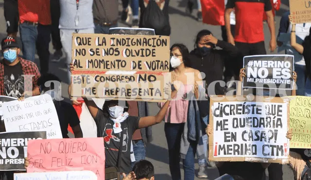 Con pancartas y cacerolas, hacían escuchar su voz de protesta. Foto: Clinton Medina/La República