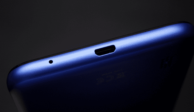 El Moto G8 Power Lite posee un puerto microUSB. | Foto: Carol Larrain