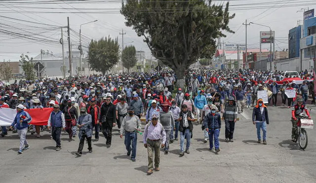el dato  Miles de manifestantes del Cono Norte de Arequipa se desplazan al centro. Piden la renuncia de Dina Boluarte.