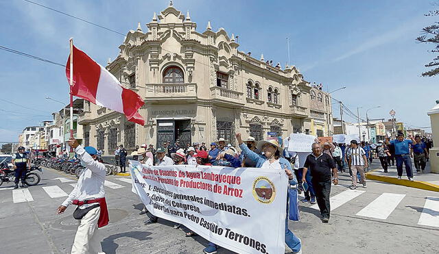 Lambayeque. En el norte, los pobladores volvieron a salir a las calles exigiendo el cierre del Congreso, como una de sus principales demandas. Foto: Rosa Quincho/ URPI-LR