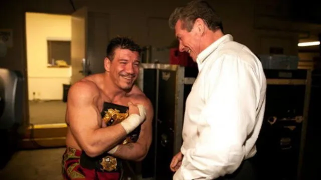 Vince McMahon y Eddie Guerrero. Foto: WWE