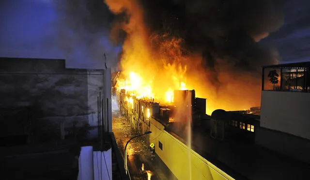 Incendio en Mesa Redonda destruyó un inmueble [FOTOS]