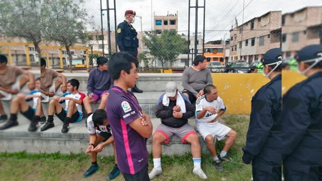 Policía encontró a un grupo de ciudadanos jugando fútbol.