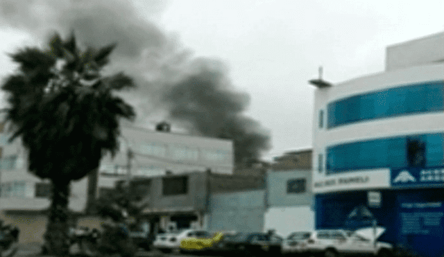 Reportan incendio en fábrica de plásticos de San Martín de Porres