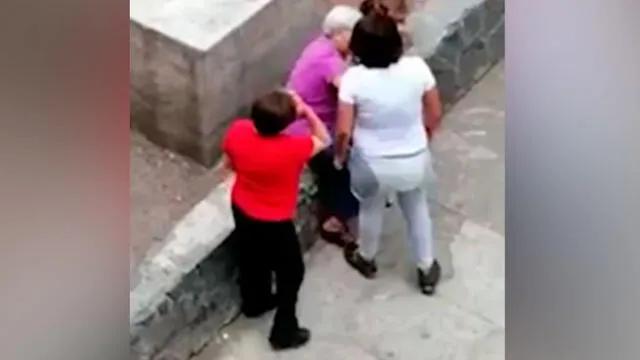 Mujer golpea a abuelita que paseaba a sus perros porque una de las mascotas le ladró [VIDEO]