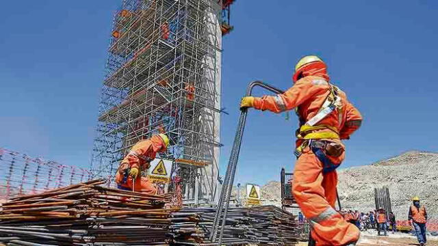 Obreros paralizan construcción del puente Arequipa - La Joya