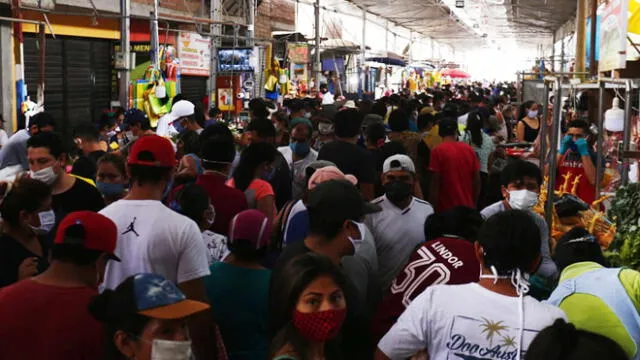 Estos comerciantes invadían la vía pública, generando caos y un foco infeccioso. Foto: Flavio Matos.