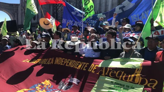 Movilización en la plaza de Armas. Opositores cargan la bandera de Arequipa con la consigna "La República Independiente de Arequipa".
