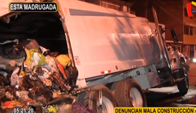 S.J.L.: camión recolector de basura queda hundido en plena pista [VIDEO]