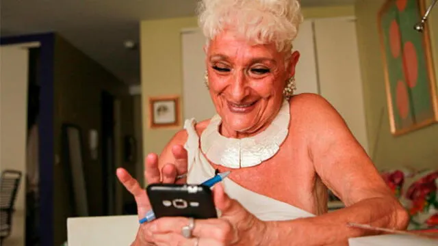 Mujer de 83 años utiliza Tinder. Foto: difusión.