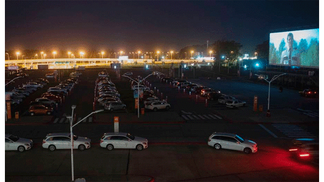 El aeropuerto internacional de Carrasco albergó a 100 autos en su primera función. Fuente: AFP.