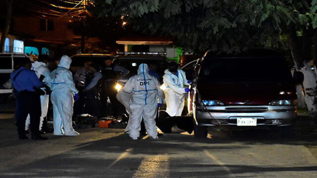 Un equipo de la Dirección Policial de Investigación durante el levantamiento de un cadáver. Foto: EFE