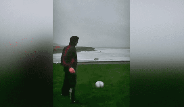 YouTube: futbolista desafía al huracán Eleanor con un balón [VIDEO]