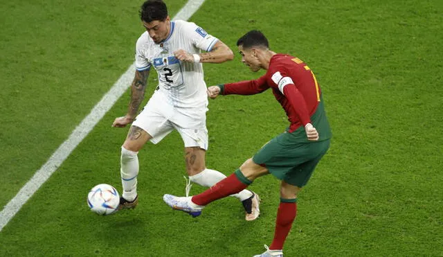 José María Giménez disputando el balón contra Cristiano Ronaldo en el Uruguay vs. Portugal. Foto: EFE
