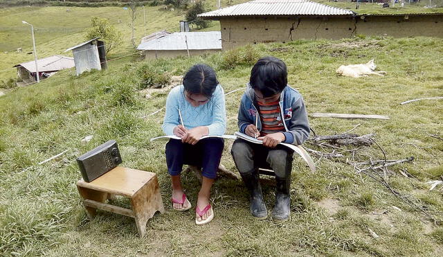 AL AIRE LIBRE Y SOLO CON UNA PEQUE�A RADIO A PILAS ESTOS PEQUE�OS RECIBEN CLASES EN SU LENGUA //