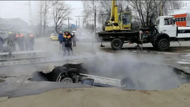 Mueren quemados luego que su vehículo cae a pozo con agua hirviendo: los encontraron abrasados [VIDEO] 